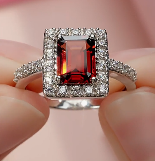 Bague en argent ornée d'un grenat naturel et d'un zircon cubique — 3