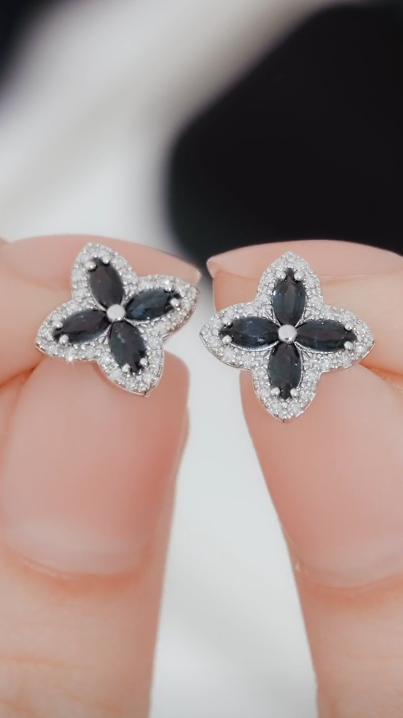 Boucles d'oreilles en or blanc serties de diamants et de saphirs naturels — 3
