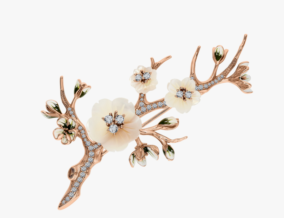Broche en argent ornée de nacre naturelle, de spinelles et d'oxydes de zirconium.