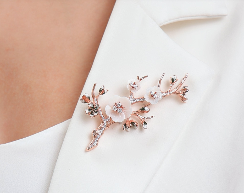 Broche en argent ornée de nacre naturelle, de spinelles et d'oxydes de zirconium. — 3